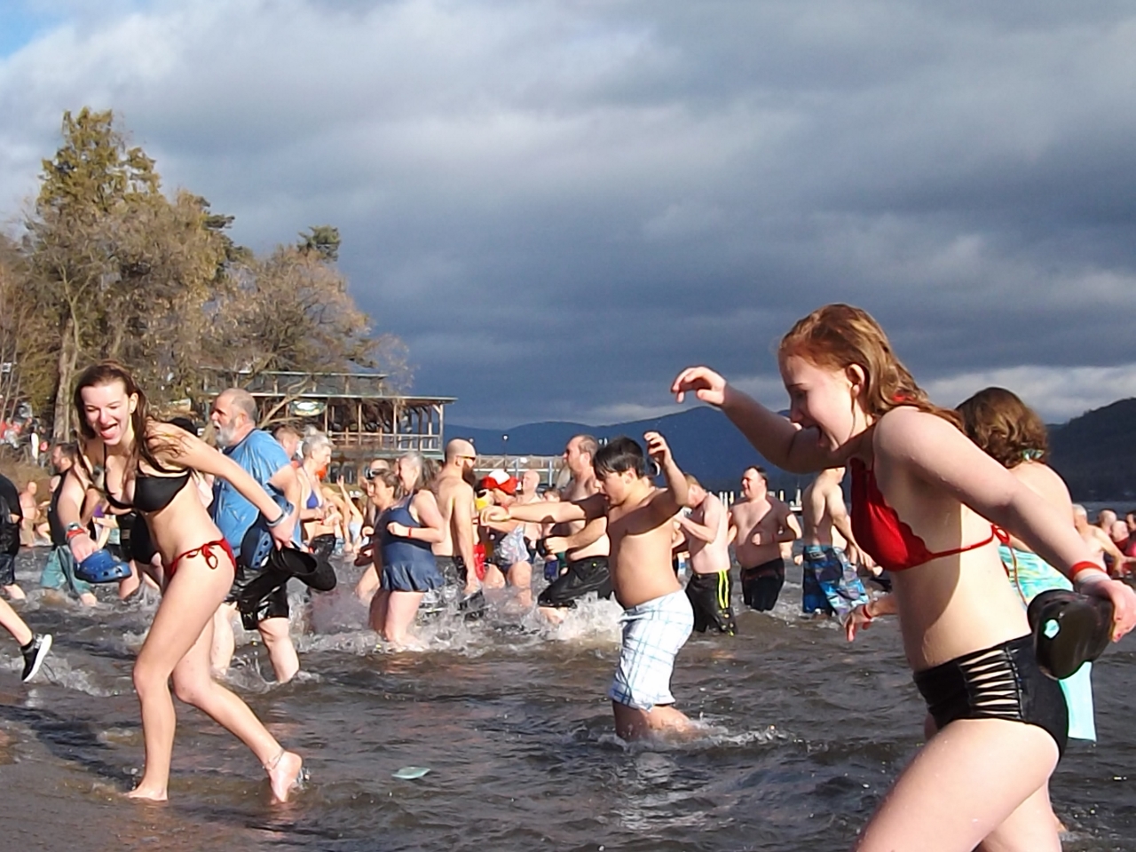 Photos: Nearly 800 begin 2019 with a plunge into Lake George - The Lake  George Examiner